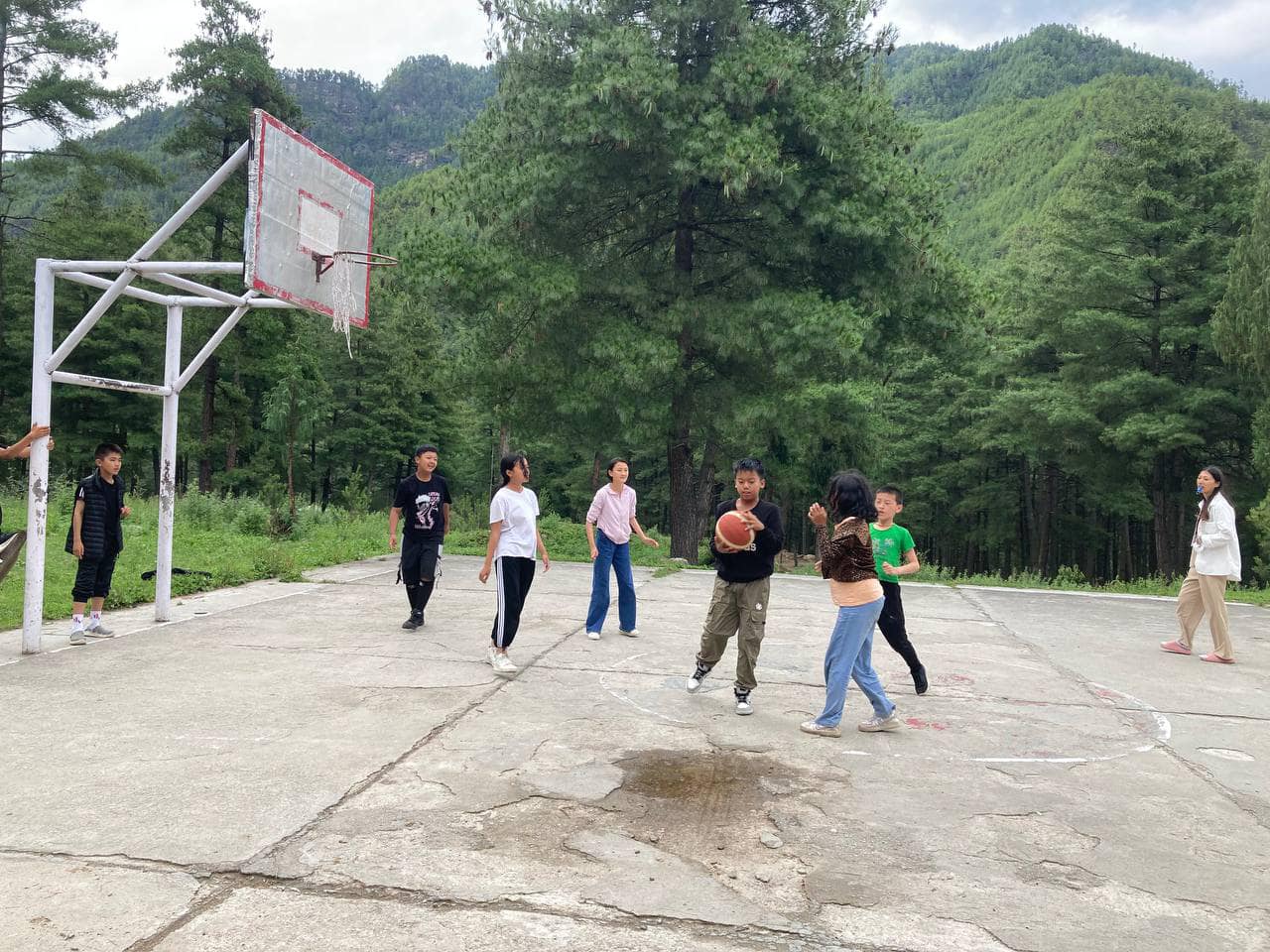 🗓️ DAY 7 | VESD CAMP VOL. II | DRUGYEL, PARO ✨
Day 7 was a rain free day with our last hike taking place. The was was made extra special with our 2 MasterClass facilitators. We had Sir Namgyal Tshering, Principal of Dechentsemo HSS, visiting us and taking an enriching MasterClass on Emotional Intelligence. After lunch, Namgay Zam did a great MasterClass on Social Media Ethics. The usual programs are gaining momentum and walls are getting filled with children’s work too. We also start our room wise extempore cultural bonanza from today. 

#vesdcamp2023